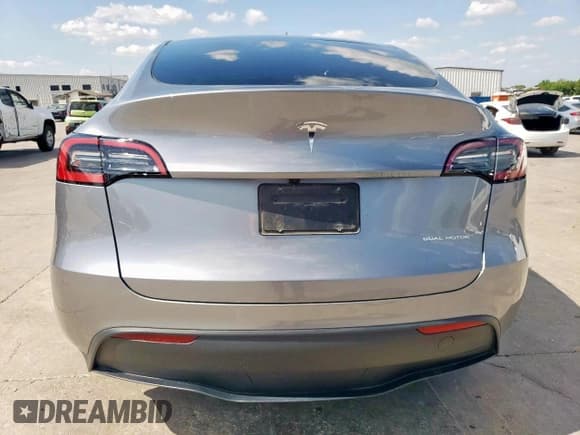 ✅ 2024 Tesla Model Y Long Range • VIN: 7SAYGDEE8RA299343 • Lot: 93324115. Wystawiony na Copart z przebiegiem 17 649 mil. Bezpłatny archiwum sprzedaży aukcyjnych z USA i szczegółowy raport historii pojazdu na DreamBid. Zdjęcie 6.