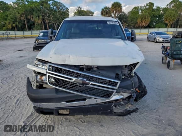 ✅ 2006 Chevrolet Silverado 2500HD Work Truck • VIN: 1GCHK29U06E267732 • Лот: 94176845. Опубликован ранее на Copart с пробегом 263 404 миль. Бесплатный доступ к архиву аукционных продаж из США и подробный отчёт об истории автомобиля на DreamBid. Изображение 5.