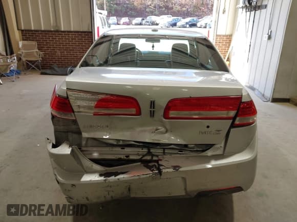 ✅ 2010 Lincoln MKZ • VIN: 3LNHL2GC3AR752228 • Lot: 43637568. Listed on IAAI with 128,588 mi. Free auction sales archive from the USA and detailed vehicle history report at DreamBid. Image 16.