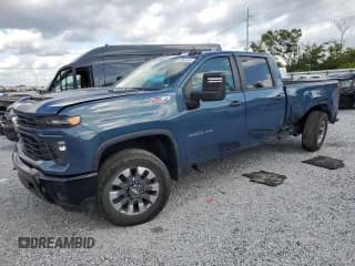 ✅ 2024 Chevrolet Silverado 2500HD Custom • VIN: 1GC4YME7XRF315468 • Lot: 81867015. Wystawiony na Copart z przebiegiem 87 233 mil. Bezpłatny archiwum sprzedaży aukcyjnych z USA i szczegółowy raport historii pojazdu na DreamBid. Zdjęcie 1.
