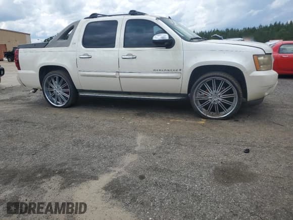 ✅ 2008 Chevrolet Avalanche 2LT • VIN: 3GNEC12048G233569 • Lot: 56966565. Wystawiony na Copart z przebiegiem 17 228 mil. Bezpłatny archiwum sprzedaży aukcyjnych z USA i szczegółowy raport historii pojazdu na DreamBid. Zdjęcie 4.