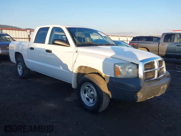 ✅ 2006 Dodge Dakota ST • VIN: 1D7HW28N46S510786 • Lot: 43624703. Wystawiony na IAAI z przebiegiem 117 617 mil. Bezpłatny archiwum sprzedaży aukcyjnych z USA i szczegółowy raport historii pojazdu na DreamBid. Zdjęcie 1.