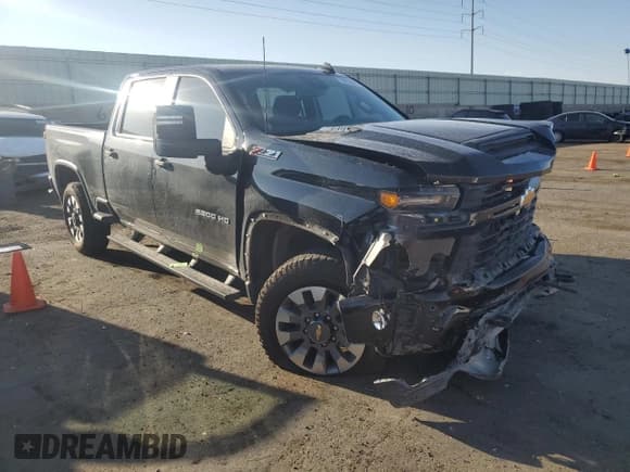 ✅ 2025 Chevrolet Silverado 2500HD Custom • VIN: 2GC4KME73S1178744 • Lot: 68050095. Wystawiony na Copart z przebiegiem Nie podano. Bezpłatny archiwum sprzedaży aukcyjnych z USA i szczegółowy raport historii pojazdu na DreamBid. Zdjęcie 4.