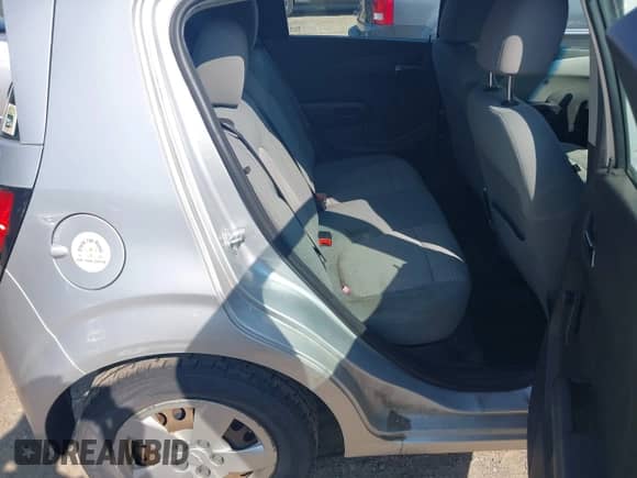 2013 Chevrolet Sonic LS z VIN 1G1JA6SG0D4246200, wystawiony jako IAAI lot #43127143 z przebiegiem 132 751 mil mil oraz . Historia ofert i sprzedaży dostępna na DreamBid. Obrazek 8.