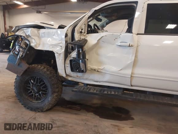 ✅ 2017 Chevrolet Silverado 2500HD LT • VIN: 1GC1KVEY0HF201240 • Lot: 43529703. Wystawiony na IAAI z przebiegiem 208 294 mil. Bezpłatny archiwum sprzedaży aukcyjnych z USA i szczegółowy raport historii pojazdu na DreamBid. Zdjęcie 6.