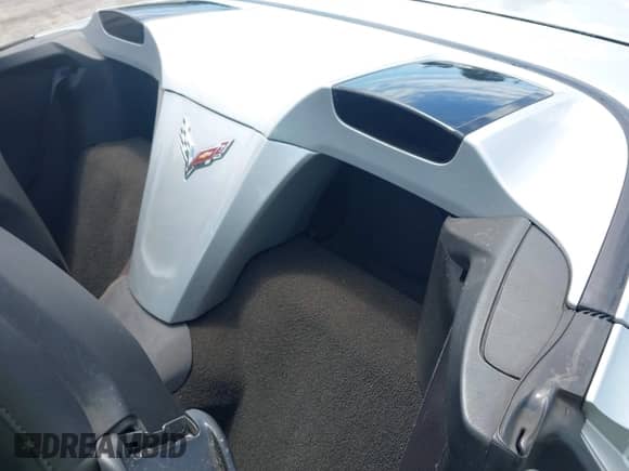 2014 Chevrolet Corvette Z51 3LT z VIN 1G1YM3D7XE5120603, wystawiony jako IAAI lot #42313984 z przebiegiem 64 199 mil mil oraz . Historia ofert i sprzedaży dostępna na DreamBid. Obrazek 8.