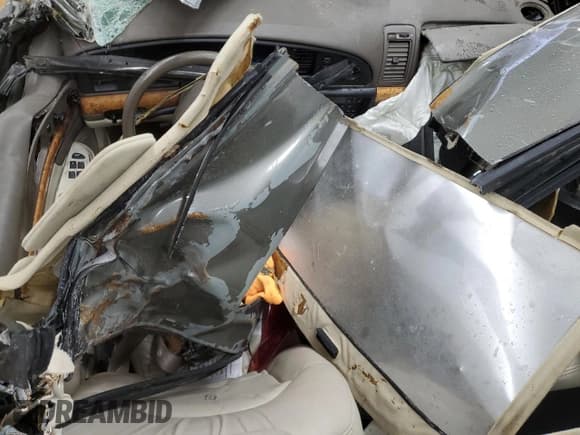 ✅ 2000 Lincoln Continental • VIN: 1LNHM97V1YY925599 • Lot: 43985935. Wystawiony na Copart z przebiegiem Nie podano. Bezpłatny archiwum sprzedaży aukcyjnych z USA i szczegółowy raport historii pojazdu na DreamBid. Zdjęcie 8.