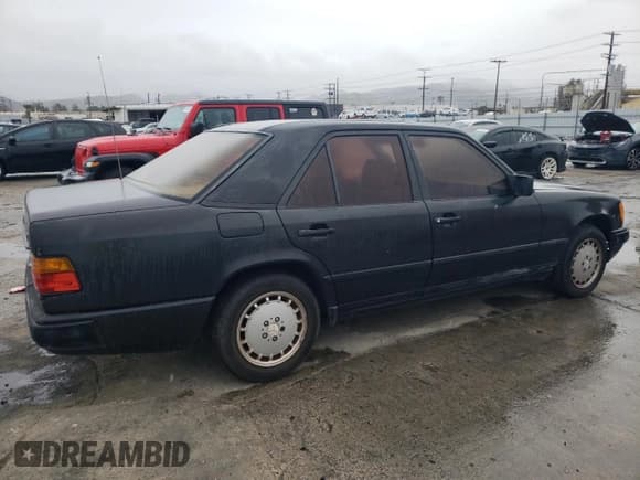 ✅ 1987 Mercedes-Benz 300 D • VIN: WDBEB33D0HA432026 • Lot: 48766665. Listed on Copart with 161,099 mi. Free auction sales archive from the USA and detailed vehicle history report at DreamBid. Image 3.