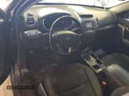 ✅ 2014 Kia Sorento LX • VIN: 5XYKTCA66EG488831 • Lot: 86865185. Wystawiony na Copart z przebiegiem 181 797 mil. Bezpłatny archiwum sprzedaży aukcyjnych z USA i szczegółowy raport historii pojazdu na DreamBid. Zdjęcie 8.