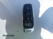 ✅ 2024 Audi Q8 e-tron Premium Plus • VIN: WA15AAGE8RB007266 • Lot: 42220403. Wystawiony na IAAI z przebiegiem 11 393 mil. Bezpłatny archiwum sprzedaży aukcyjnych z USA i szczegółowy raport historii pojazdu na DreamBid. Zdjęcie 11.