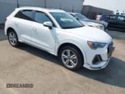 ✅ 2021 Audi Q3 S line Premium • VIN: WA1DECF34M1137958 • Lot: 42898208. Wystawiony na IAAI z przebiegiem 33 584 mil. Bezpłatny archiwum sprzedaży aukcyjnych z USA i szczegółowy raport historii pojazdu na DreamBid. Zdjęcie 1.