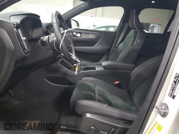✅ 2023 Volvo XC40 Ultimate • VIN: YV4ED3UM0P2049493 • Lot: 92329275. Wystawiony na Copart z przebiegiem 19 730 mil. Bezpłatny archiwum sprzedaży aukcyjnych z USA i szczegółowy raport historii pojazdu na DreamBid. Zdjęcie 7.
