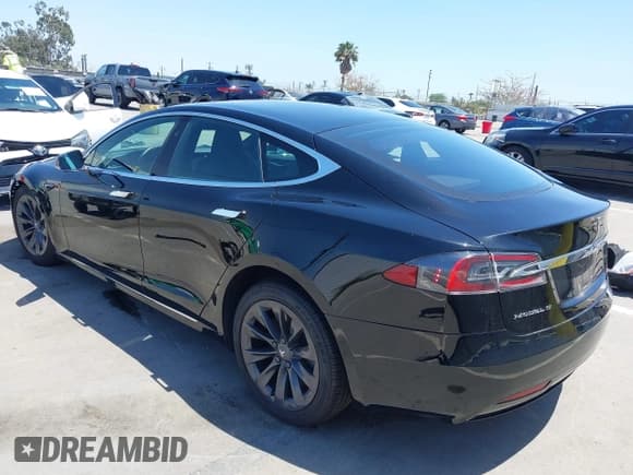 ✅ 2019 Tesla Model S 75D • VIN: 5YJSA1E22KF304098 • Lot: 42293794. Listed on IAAI with 49,545 mi. Free auction sales archive from the USA and detailed vehicle history report at DreamBid. Image 3.