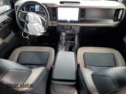 ✅ 2022 Ford Bronco • VIN: 1FMEE5DP8NLA72478 • Lot: 48790165. Wystawiony na Copart z przebiegiem 35 452 mil. Bezpłatny archiwum sprzedaży aukcyjnych z USA i szczegółowy raport historii pojazdu na DreamBid. Zdjęcie 8.