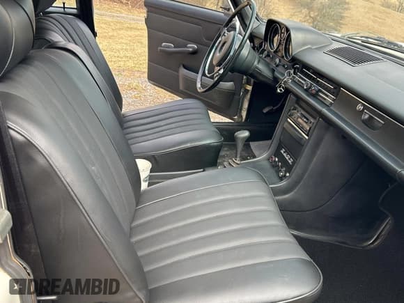 ✅ 1975 Mercedes-Benz 240 • VIN: 11511710064005 • Lot: 49530975. Wystawiony na Copart z przebiegiem 28 053 mil. Bezpłatny archiwum sprzedaży aukcyjnych z USA i szczegółowy raport historii pojazdu na DreamBid. Zdjęcie 5.