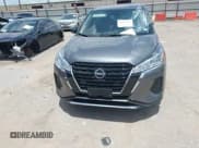 ✅ 2025 Nissan Kicks Play S • VIN: 3N1CP5BV2SL477441 • Lot: 42523777. Wystawiony na IAAI z przebiegiem 2 260 mil. Bezpłatny archiwum sprzedaży aukcyjnych z USA i szczegółowy raport historii pojazdu na DreamBid. Zdjęcie 13.