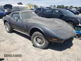 1975 Chevrolet Corvette z VIN 1Z37J5S410428, wystawiony jako Copart lot #60106774 z przebiegiem Nie podano mil oraz Czysty tytuł • Clean title. Historia ofert i sprzedaży dostępna na DreamBid. Obrazek 4.