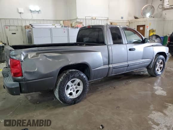 2005 Dodge Dakota SLT z VIN 1D7HE42N95S321895, wystawiony jako Copart lot #64455514 z przebiegiem 116 524 mil mil oraz Czysty tytuł • Clean title. Historia ofert i sprzedaży dostępna na DreamBid. Obrazek 3.