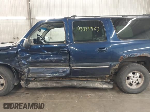 ✅ 2001 Chevrolet Suburban LS • VIN: 3GNFK16T71G223006 • Lot: 43229903. Wystawiony na IAAI z przebiegiem 248 927 mil. Bezpłatny archiwum sprzedaży aukcyjnych z USA i szczegółowy raport historii pojazdu na DreamBid. Zdjęcie 15.