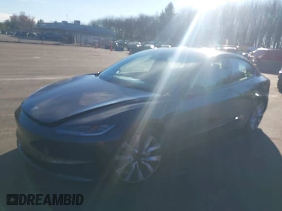 ✅ 2024 Tesla Model 3 Long Range • VIN: 5YJ3E1EB7RF827409 • Lot: 43750034. Wystawiony na IAAI z przebiegiem 18 933 mil. Bezpłatny archiwum sprzedaży aukcyjnych z USA i szczegółowy raport historii pojazdu na DreamBid. Zdjęcie 2.