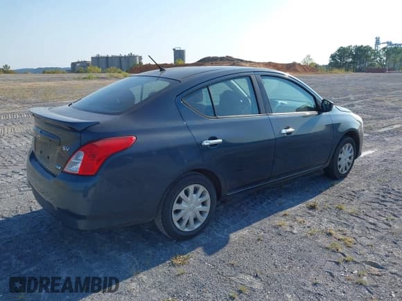 ✅ 2016 Nissan Versa SV • VIN: 3N1CN7AP3GL831401 • Lot: 43229155. Wystawiony na IAAI z przebiegiem 124 077 mil. Bezpłatny archiwum sprzedaży aukcyjnych z USA i szczegółowy raport historii pojazdu na DreamBid. Zdjęcie 4.