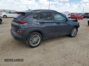 ✅ 2021 Hyundai Kona SEL • VIN: KM8K22AA9MU689987 • Лот: 68582044. Опубликован ранее на Copart с пробегом 20 744 миль. Бесплатный доступ к архиву аукционных продаж из США и подробный отчёт об истории автомобиля на DreamBid. Изображение 3.