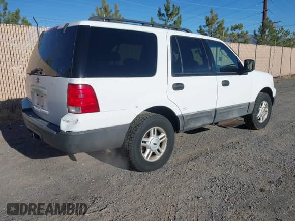 ✅ 2006 Ford Expedition Special Service • VIN: 1FMPU16546LA82927 • Lot: 43483742. Wystawiony na IAAI z przebiegiem 264 765 mil. Bezpłatny archiwum sprzedaży aukcyjnych z USA i szczegółowy raport historii pojazdu na DreamBid. Zdjęcie 4.