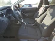 ✅ 2024 Toyota Corolla Cross LE • VIN: 7MUBAABG5RV112489 • Lot: 80777095. Wystawiony na Copart z przebiegiem 20 929 mil. Bezpłatny archiwum sprzedaży aukcyjnych z USA i szczegółowy raport historii pojazdu na DreamBid. Zdjęcie 7.