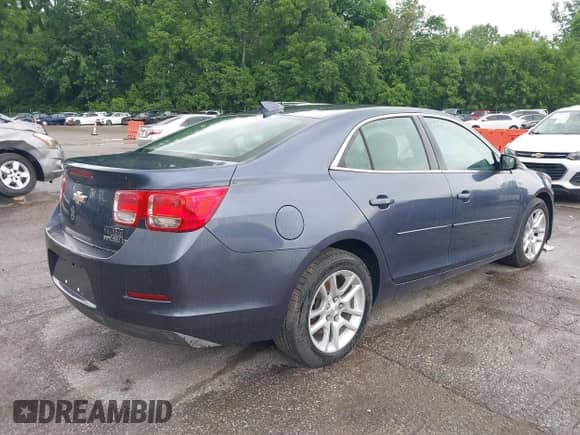 2015 Chevrolet Malibu LT z VIN 1G11C5SL9FF235771, wystawiony jako IAAI lot #39303861 z przebiegiem 109 571 mil mil oraz . Historia ofert i sprzedaży dostępna na DreamBid. Obrazek 4.