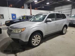 2013 Subaru Forester X Premium z VIN JF2SHADC2DH430052, wystawiony jako Copart lot #86637035 z przebiegiem 180 652 mil mil oraz Czysty tytuł • Clean title. Historia ofert i sprzedaży dostępna na DreamBid. Obrazek 1.