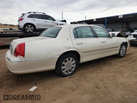 ✅ 2003 Lincoln Town Car Cartier • VIN: 1LNHM83W83Y601177 • Лот: 91445825. Опубликован ранее на Copart с пробегом 93 185 миль. Бесплатный доступ к архиву аукционных продаж из США и подробный отчёт об истории автомобиля на DreamBid. Изображение 3.