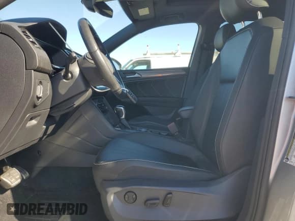 ✅ 2022 Volkswagen Tiguan SE R-Line Black • VIN: 3VV8B7AX7NM156298 • Lot: 82619255. Wystawiony na Copart z przebiegiem 82 390 mil. Bezpłatny archiwum sprzedaży aukcyjnych z USA i szczegółowy raport historii pojazdu na DreamBid. Zdjęcie 7.