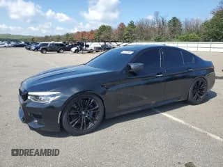 ✅ 2018 BMW M5 • VIN: WBSJF0C56JB284095 • Lot: 64820585. Wystawiony na Copart z przebiegiem 58 926 mil. Bezpłatny archiwum sprzedaży aukcyjnych z USA i szczegółowy raport historii pojazdu na DreamBid. Zdjęcie 1.