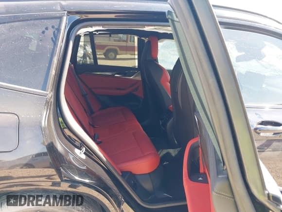 ✅ 2024 BMW X3 M • VIN: 5YM13EC09R9T58542 • Lot: 43461554. Wystawiony na IAAI z przebiegiem Nie podano. Bezpłatny archiwum sprzedaży aukcyjnych z USA i szczegółowy raport historii pojazdu na DreamBid. Zdjęcie 8.