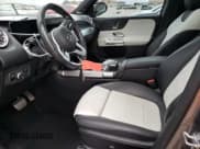 ✅ 2020 Mercedes-Benz GLB 250 • VIN: W1N4M4GB7LW013312 • Lot: 68948542. Wystawiony na Copart z przebiegiem Nie podano. Bezpłatny archiwum sprzedaży aukcyjnych z USA i szczegółowy raport historii pojazdu na DreamBid. Zdjęcie 7.