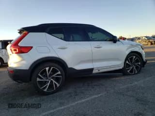 ✅ 2021 Volvo XC40 R-Design • VIN: YV4162UM0M2577842 • Lot: 38605003. Wystawiony na Copart z przebiegiem 8 189 mil. Bezpłatny archiwum sprzedaży aukcyjnych z USA i szczegółowy raport historii pojazdu na DreamBid. Zdjęcie 3.
