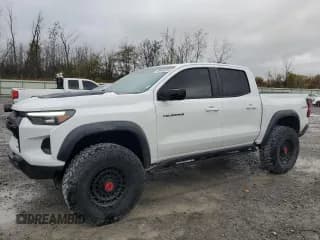 ✅ 2024 Chevrolet Colorado 4WD ZR2 • VIN: 1GCPTFEK1R1266203 • Лот: 90855525. Опубликован ранее на Copart с пробегом 13 877 миль. Бесплатный доступ к архиву аукционных продаж из США и подробный отчёт об истории автомобиля на DreamBid. Изображение 1.