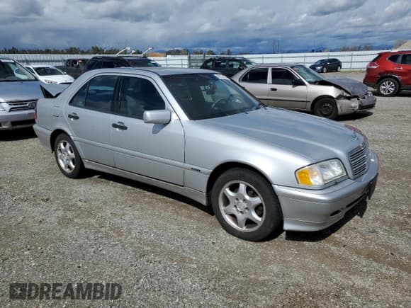 ✅ 2000 Mercedes-Benz C 230/260/280/320 • VIN: WDBHA29G3YA859826 • Lot: 48573425. Wystawiony na Copart z przebiegiem 158 093 mil. Bezpłatny archiwum sprzedaży aukcyjnych z USA i szczegółowy raport historii pojazdu na DreamBid. Zdjęcie 4.