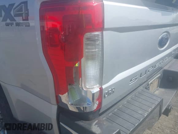 ✅ 2019 Ford F-250 XL • VIN: 1FT7W2B66KEC54893 • Lot: 41887418. Wystawiony na IAAI z przebiegiem 151 950 mil. Bezpłatny archiwum sprzedaży aukcyjnych z USA i szczegółowy raport historii pojazdu na DreamBid. Zdjęcie 20.