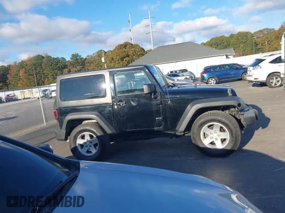 ✅ 2013 Jeep Wrangler Sport • VIN: 1C4AJWAG6DL676506 • Lot: 43662667. Wystawiony na IAAI z przebiegiem 93 370 mil. Bezpłatny archiwum sprzedaży aukcyjnych z USA i szczegółowy raport historii pojazdu na DreamBid. Zdjęcie 13.