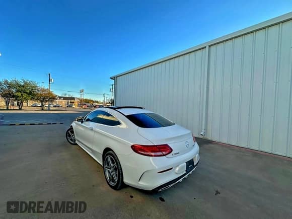 ✅ 2017 Mercedes-Benz C 300 • VIN: WDDWJ4KB7HF538870 • Lot: 97041985. Wystawiony na Copart z przebiegiem 137 910 mil. Bezpłatny archiwum sprzedaży aukcyjnych z USA i szczegółowy raport historii pojazdu na DreamBid. Zdjęcie 3.