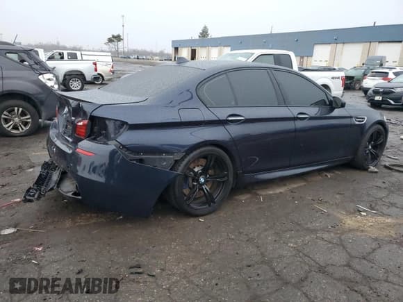 ✅ 2013 BMW M5 • VIN: WBSFV9C5XDC772851 • Лот: 92911575. Опубликован ранее на Copart с пробегом 98 294 миль. Бесплатный доступ к архиву аукционных продаж из США и подробный отчёт об истории автомобиля на DreamBid. Изображение 3.