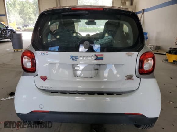 ✅ 2016 Smart fortwo Passion • VIN: WMEFJ5DA2GK139148 • Lot: 70122315. Wystawiony na Copart z przebiegiem 59 684 mil. Bezpłatny archiwum sprzedaży aukcyjnych z USA i szczegółowy raport historii pojazdu na DreamBid. Zdjęcie 6.