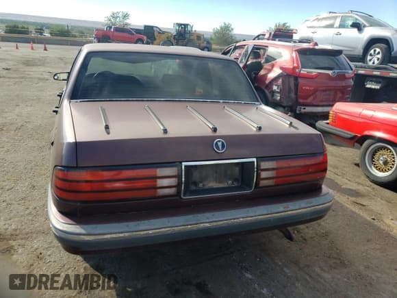 ✅ 1989 Pontiac Bonneville • VIN: 1G2HX54C0KW297887 • Lot: 72459844. Wystawiony na Copart z przebiegiem 180 012 mil. Bezpłatny archiwum sprzedaży aukcyjnych z USA i szczegółowy raport historii pojazdu na DreamBid. Zdjęcie 6.