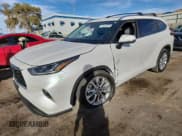 ✅ 2023 Toyota Highlander Hybrid Limited • VIN: 5TDXBRCHXPS583571 • Лот: 92426155. Опубликован ранее на Copart с пробегом 18 226 миль. Бесплатный доступ к архиву аукционных продаж из США и подробный отчёт об истории автомобиля на DreamBid. Изображение 1.