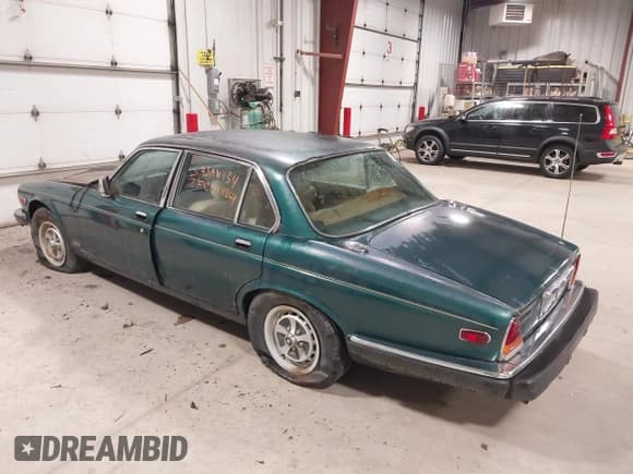 ✅ 1985 Jaguar XJ • VIN: SAJAV1347FC414864 • Lot: 42118511. Listed on IAAI with 117,185 mi. Free auction sales archive from the USA and detailed vehicle history report at DreamBid. Image 3.