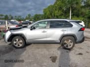 ✅ 2022 Toyota RAV4 Hybrid LE • VIN: JTMLWRFV4ND563278 • Lot: 43556159. Wystawiony na IAAI z przebiegiem 94 486 mil. Bezpłatny archiwum sprzedaży aukcyjnych z USA i szczegółowy raport historii pojazdu na DreamBid. Zdjęcie 14.