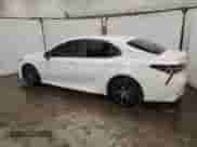 2022 Toyota Camry SE z VIN 4T1G11AKXNU664674, wystawiony jako Copart lot #68319575 z przebiegiem 62 490 mil mil oraz Czysty tytuł • Clean title. Historia ofert i sprzedaży dostępna na DreamBid. Obrazek 2.