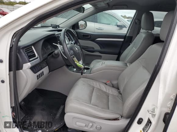 ✅ 2015 Toyota Highlander LE Plus • VIN: 5TDBKRFH1FS184911 • Lot: 87404085. Wystawiony na Copart z przebiegiem Nie podano. Bezpłatny archiwum sprzedaży aukcyjnych z USA i szczegółowy raport historii pojazdu na DreamBid. Zdjęcie 7.