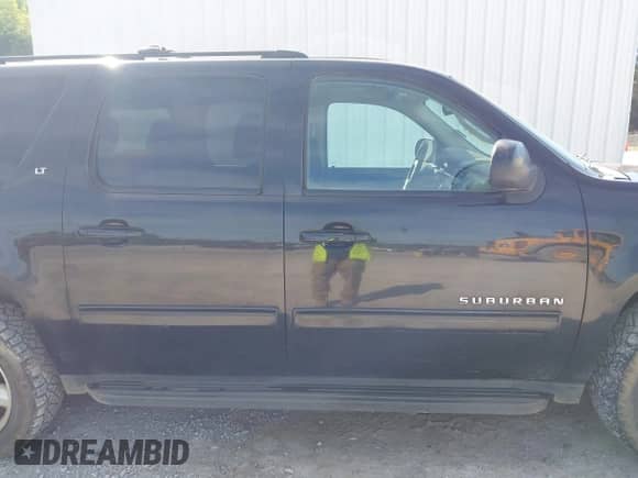 2011 Chevrolet Suburban LT z VIN 1GNSKJE33BR105732, wystawiony jako IAAI lot #43518190 z przebiegiem 181 775 mil mil oraz . Historia ofert i sprzedaży dostępna na DreamBid. Obrazek 13.